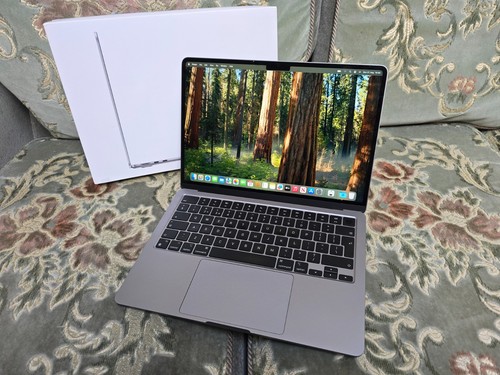 Apple MacBook Air 13 inch M3 8c/8c 16GB 256GB - 100% Batt 38 Cycle Near Pristine