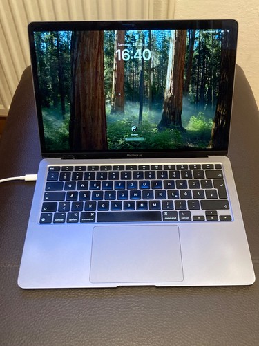 Apple MacBook Air 13 inch + 8GB RAM + 256GB SSD + 2019 Model + Quertz + Excellent