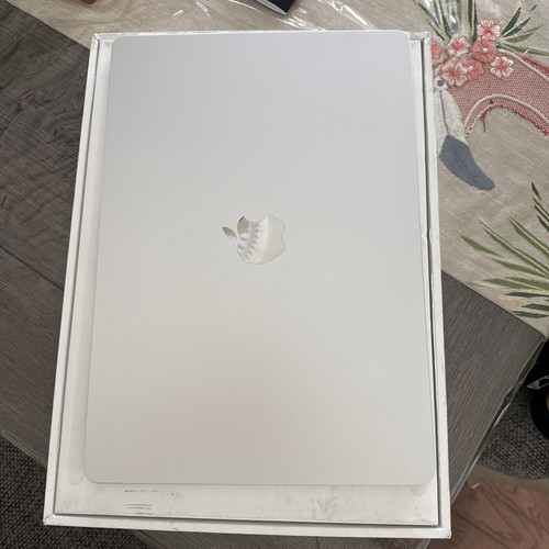 MacBook Air 15 2024 M3 8-Core CPU 10-Core GPU 16GB 256GB Starlight Excellent